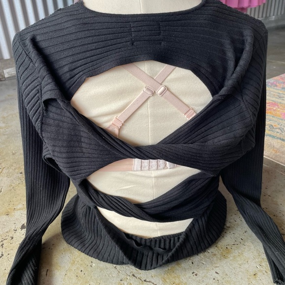 Future Collective Women’s Pullover Black Long Sleeve Cut Out Back Plus Size 1XL - Picture 2 of 8